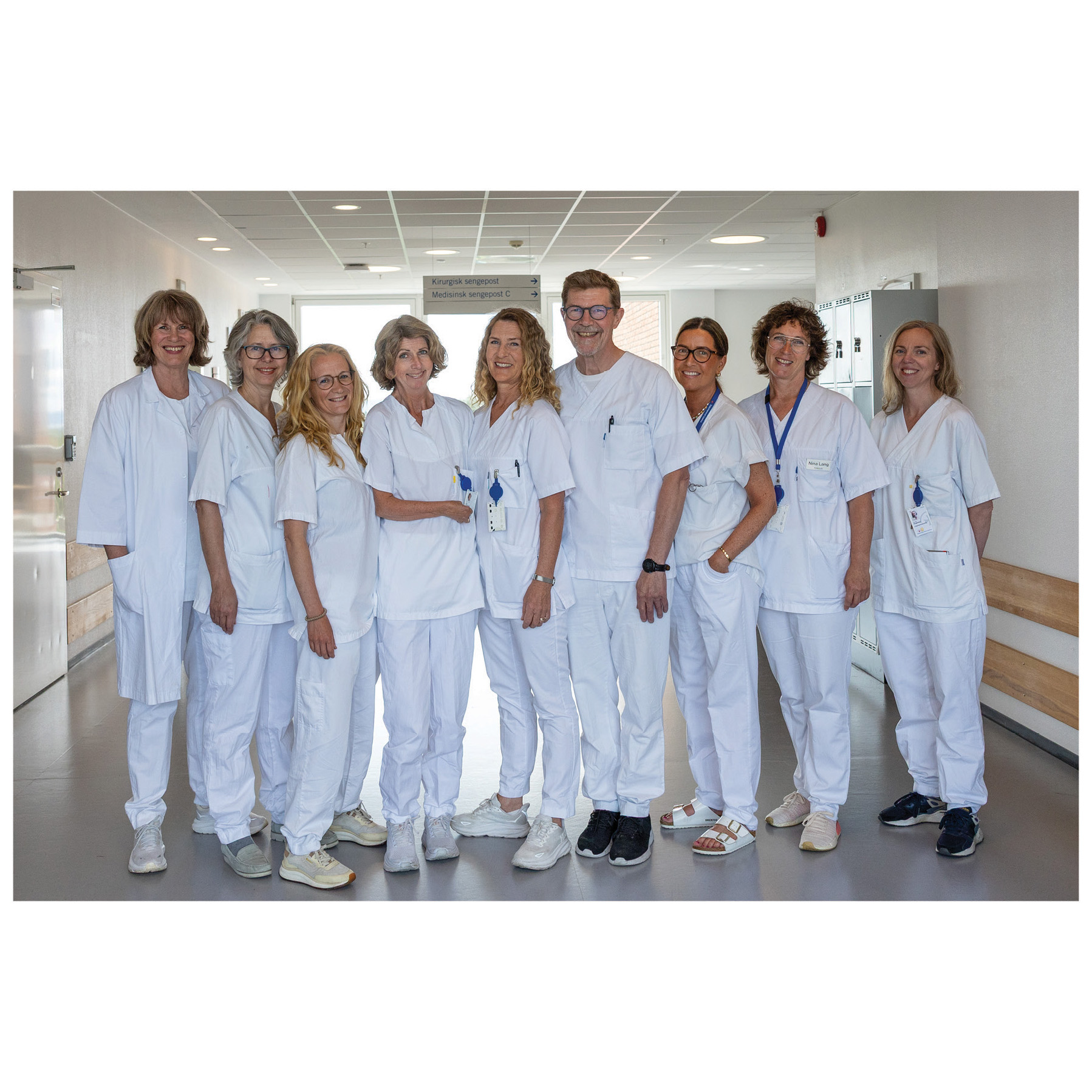 En gruppe mennesker i hvite laboratoriefrakker