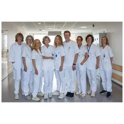 En gruppe mennesker i hvite laboratoriefrakker