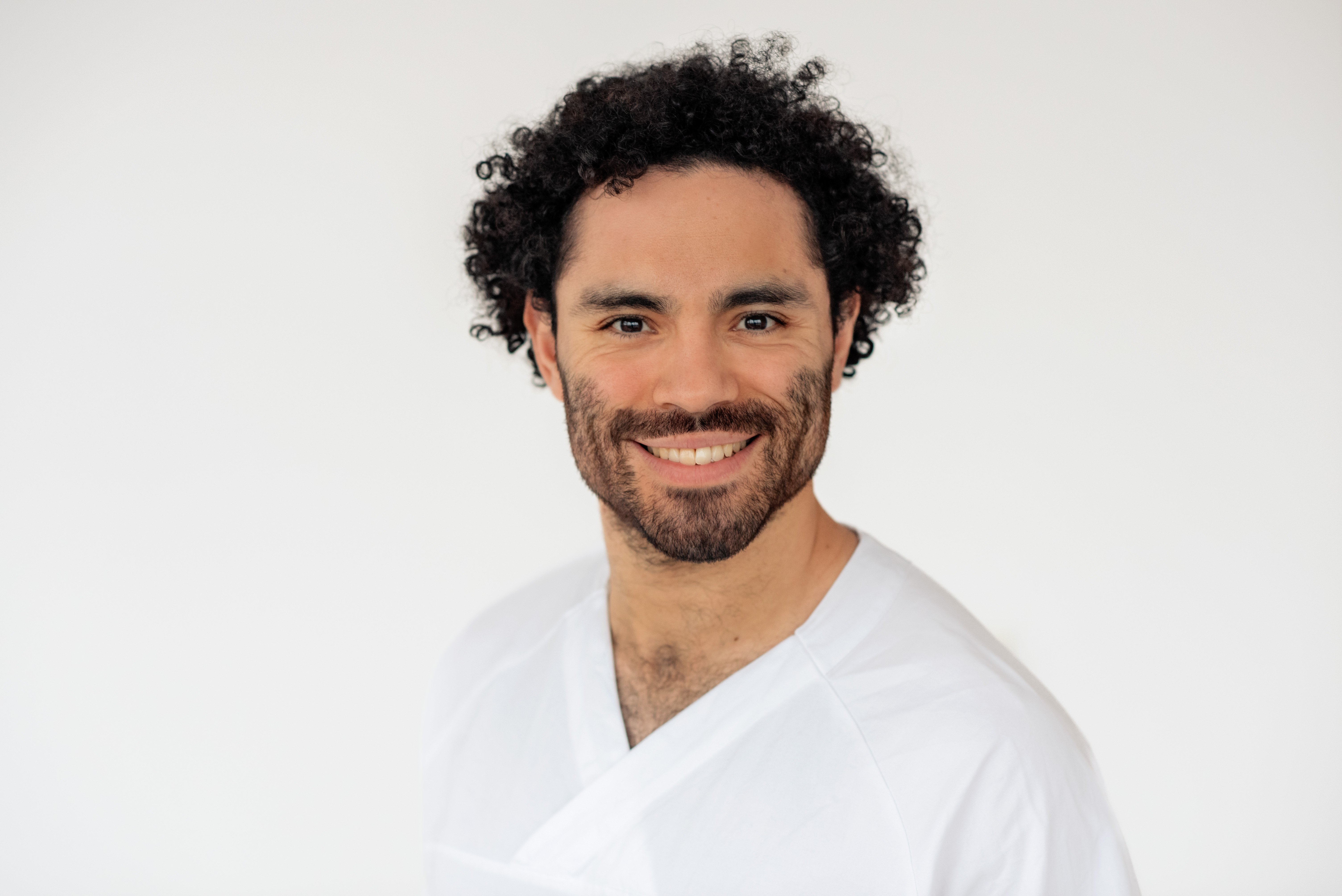 En mann med krøllete hår