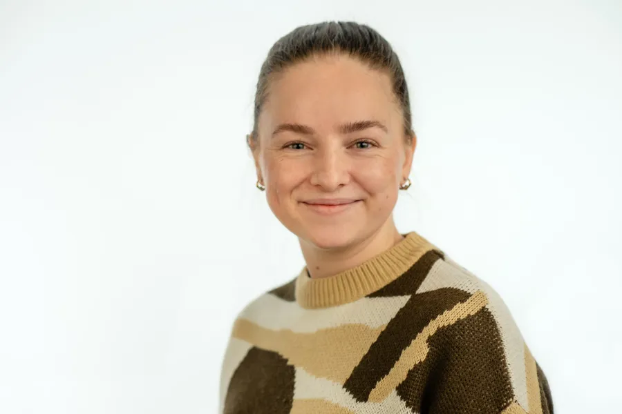 En mann iført en genser