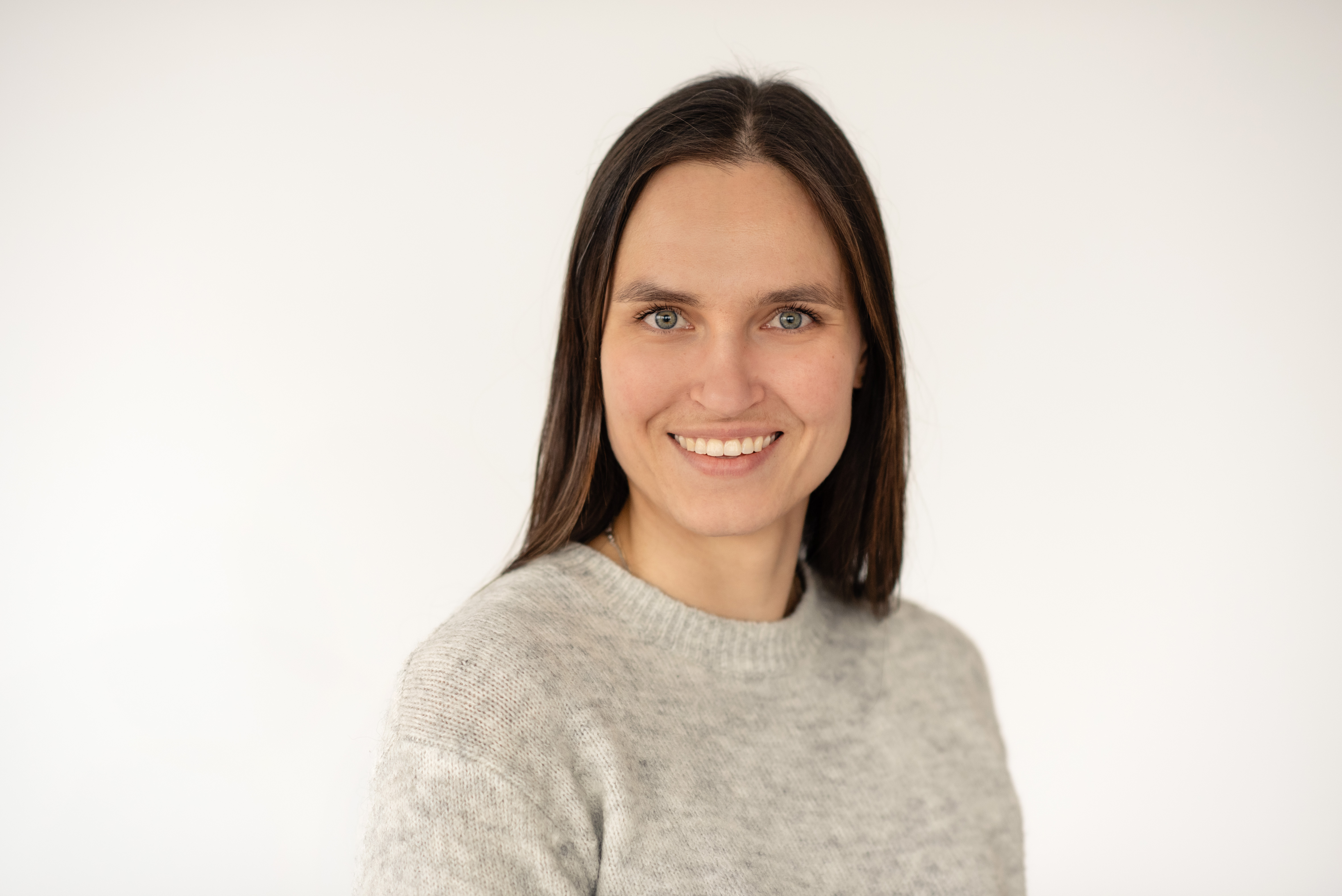 En person som smiler til kameraet