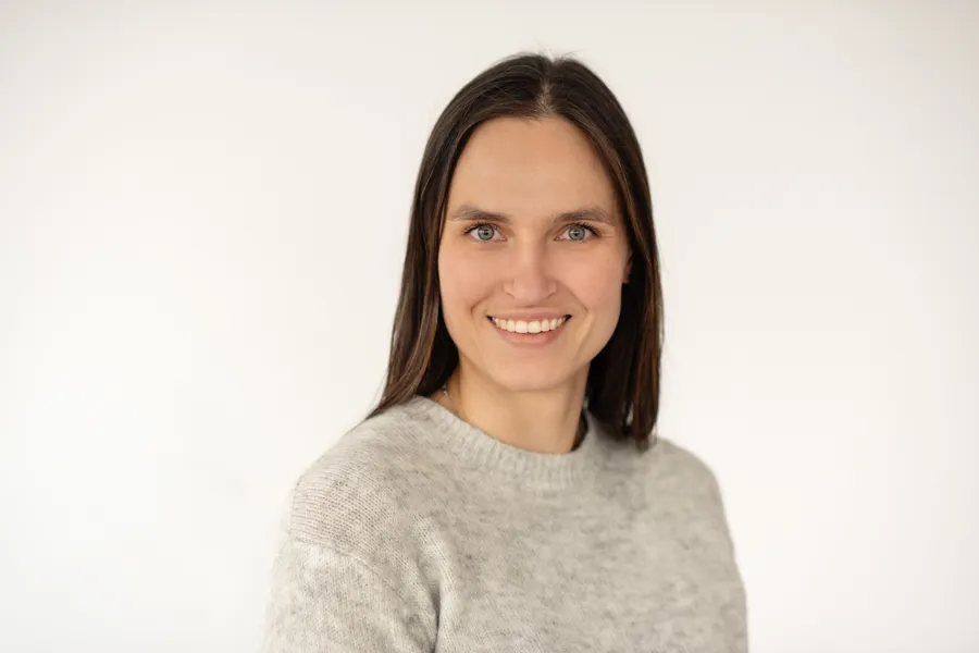 En person som smiler til kameraet