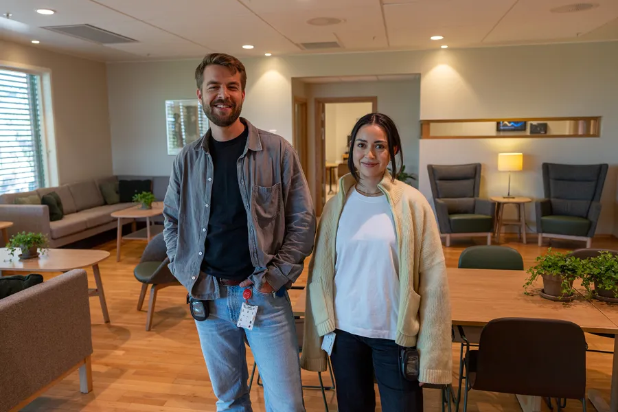 En mann og en kvinne som poserer for et bilde
