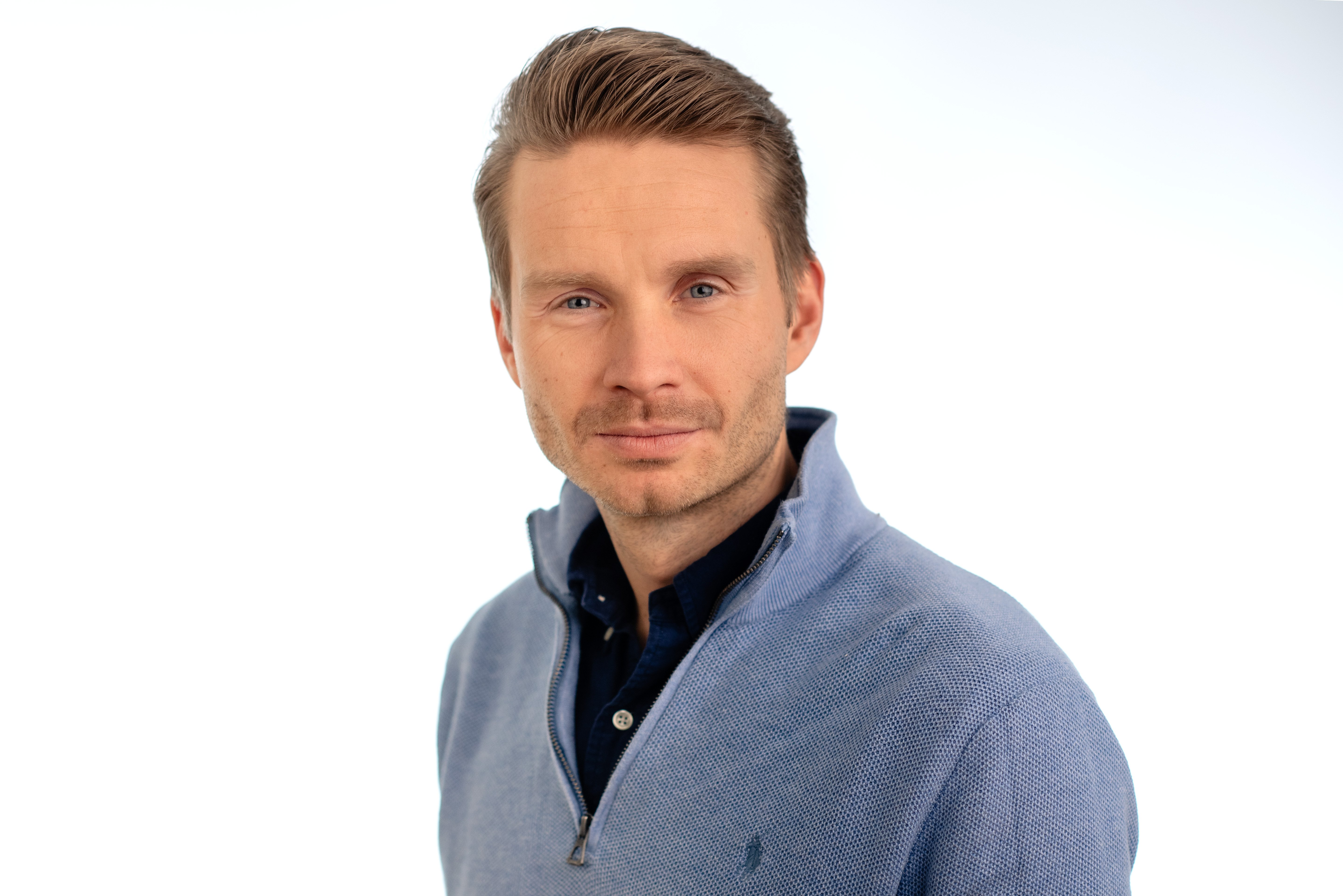 En mann i blå skjorte