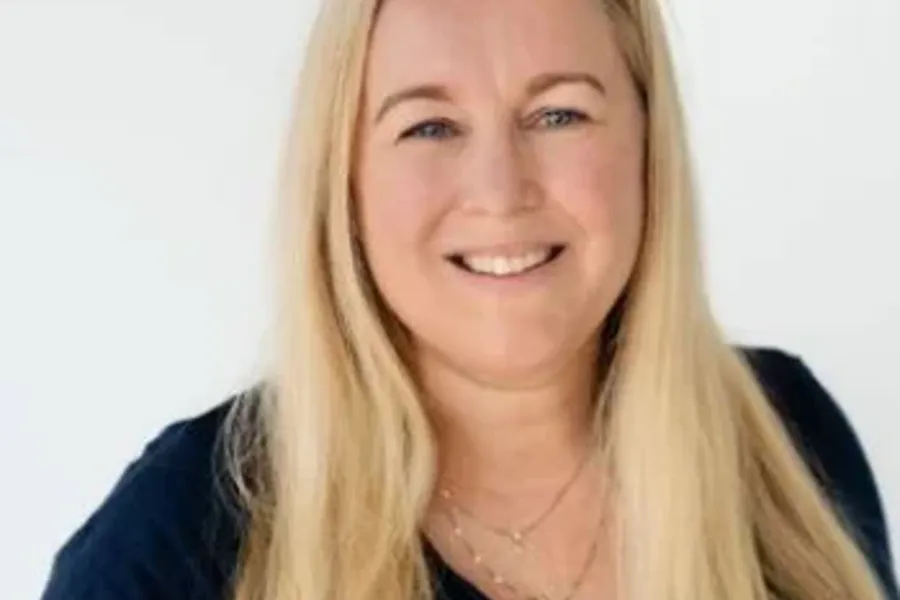 En kvinne med blondt hår