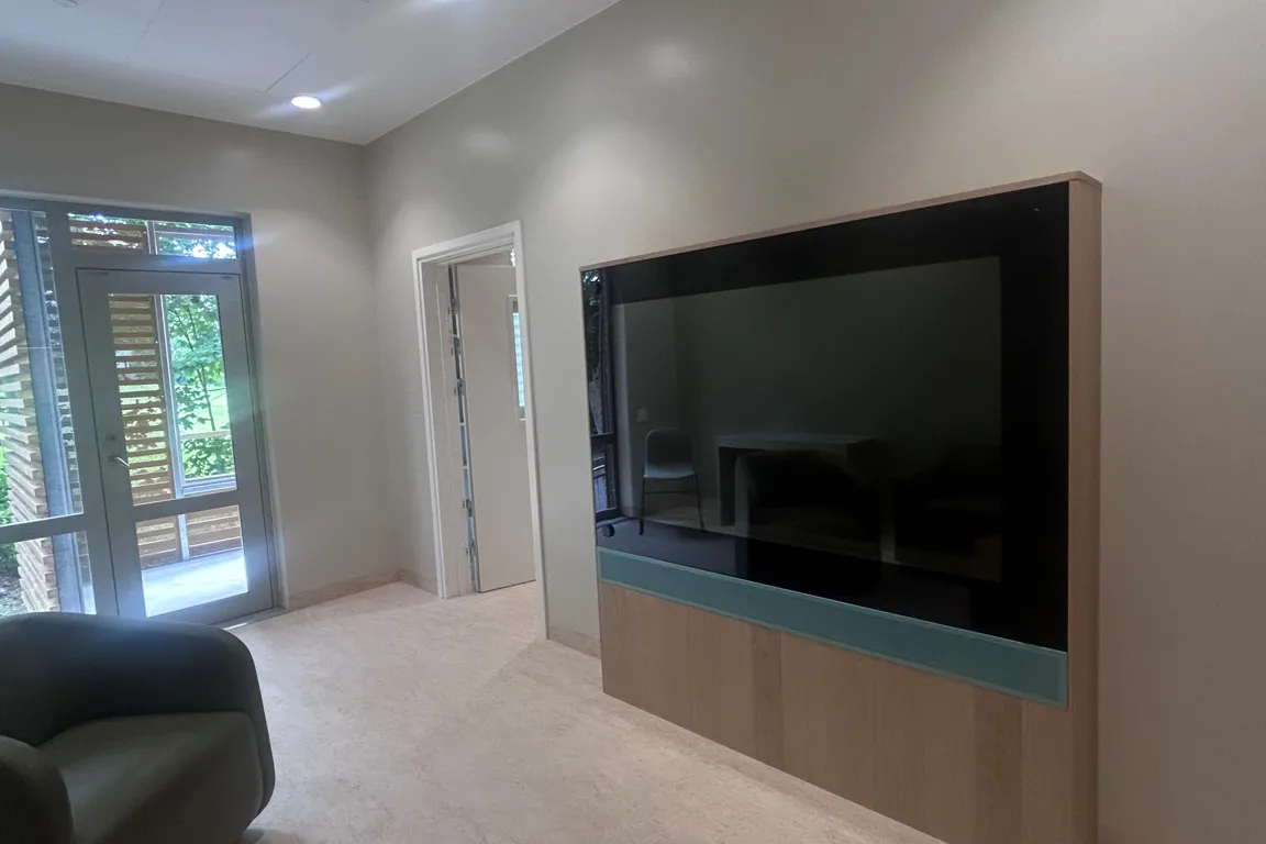 Et rom med stor TV
