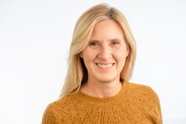 En kvinne med blondt hår