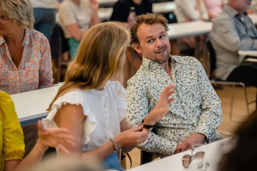 En mann og en kvinne som sitter i et rom