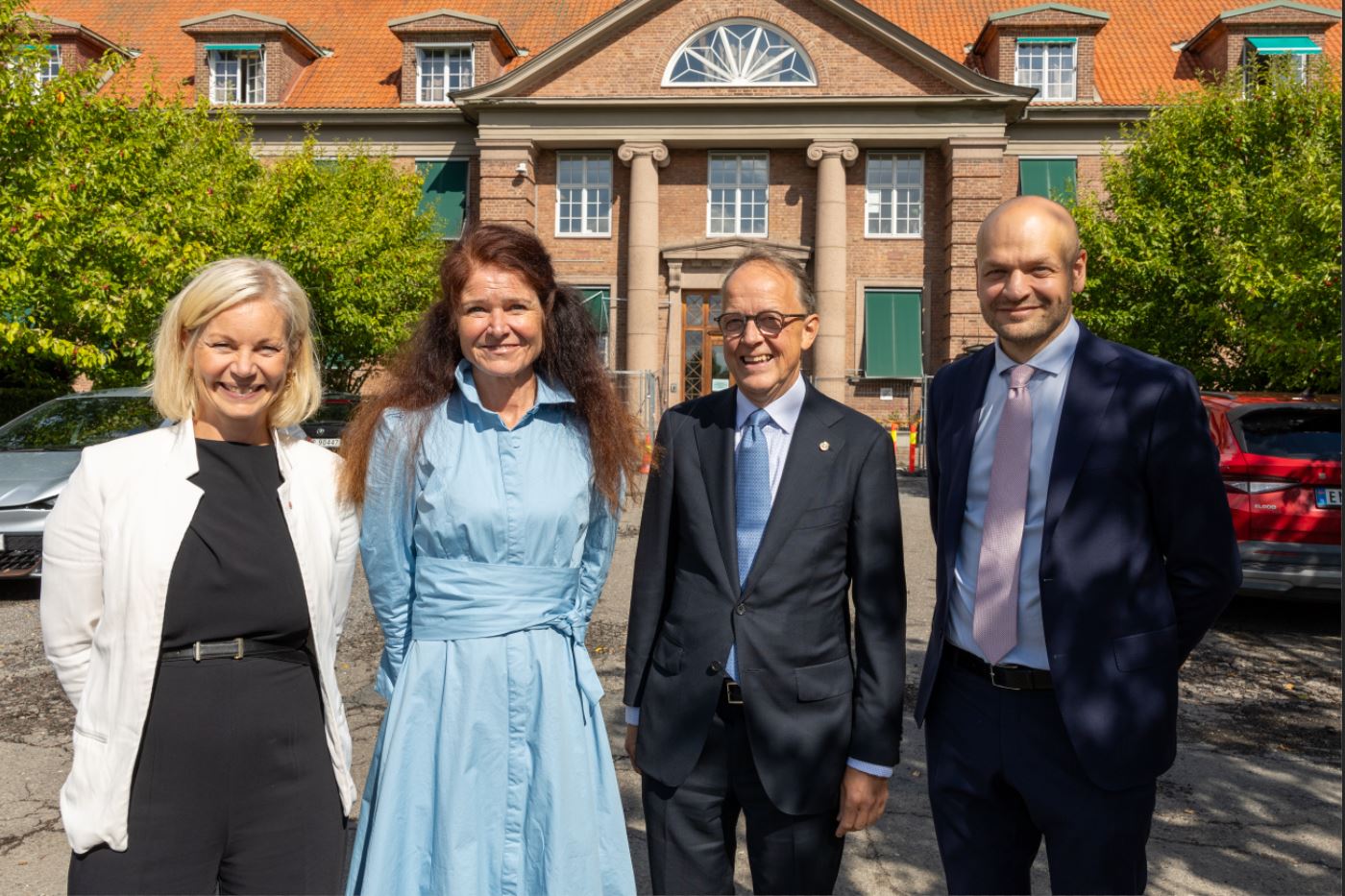 En gruppe mennesker som poserer for et bilde