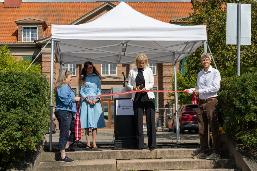 En gruppe mennesker som står utenfor