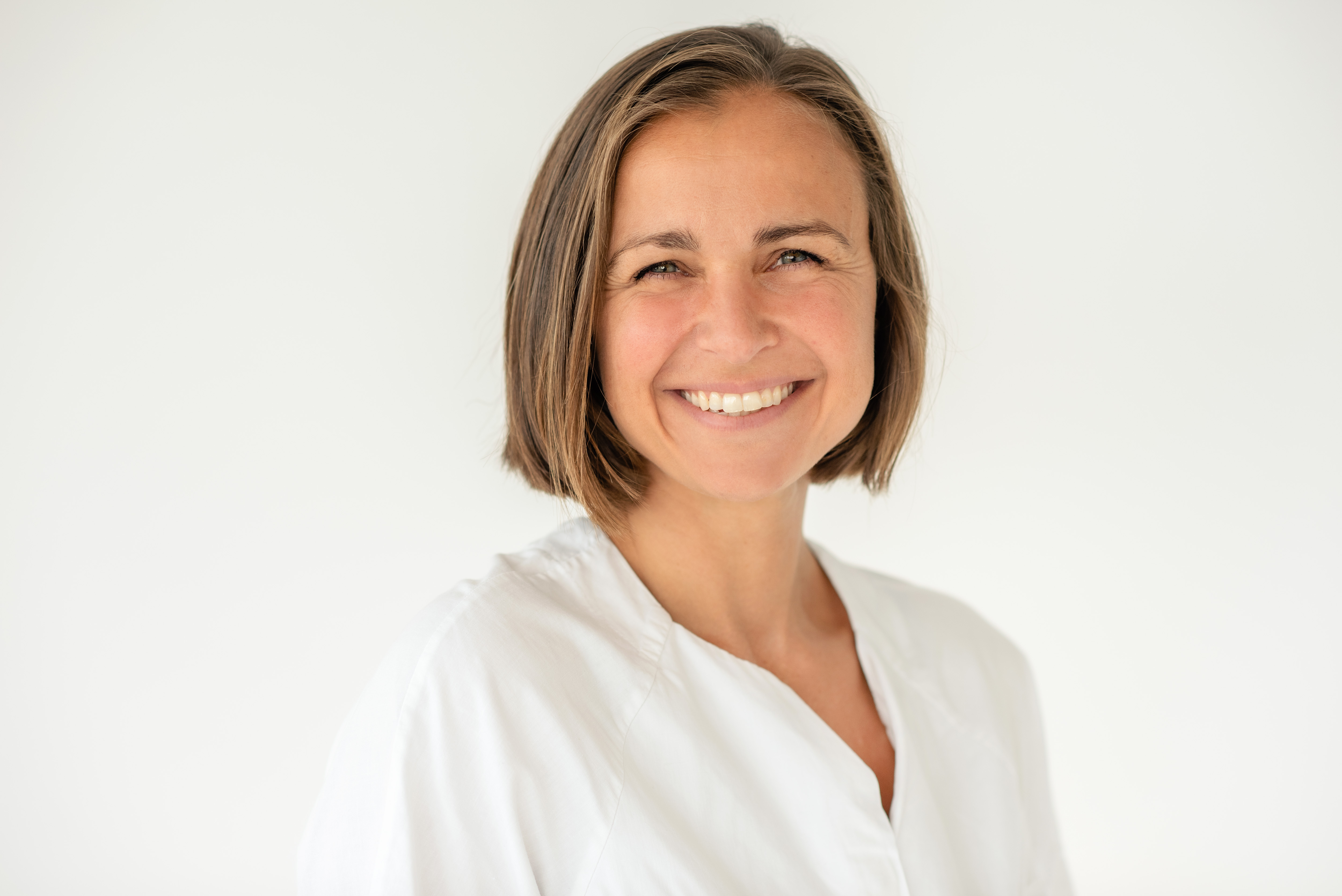 En person som smiler til kameraet