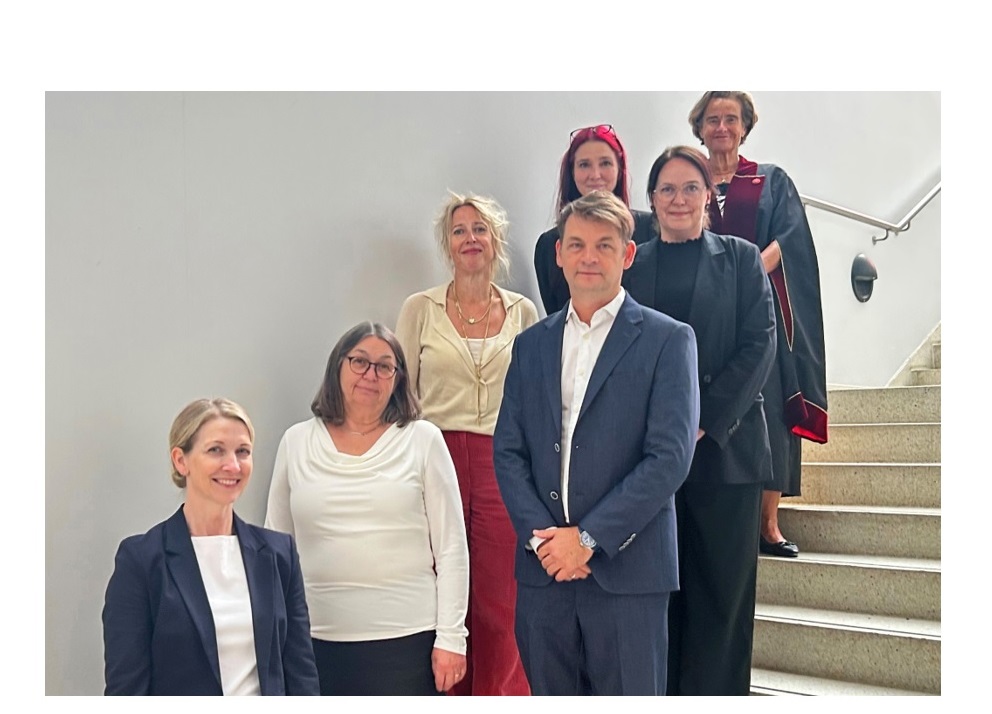 En gruppe mennesker som poserer for et bilde