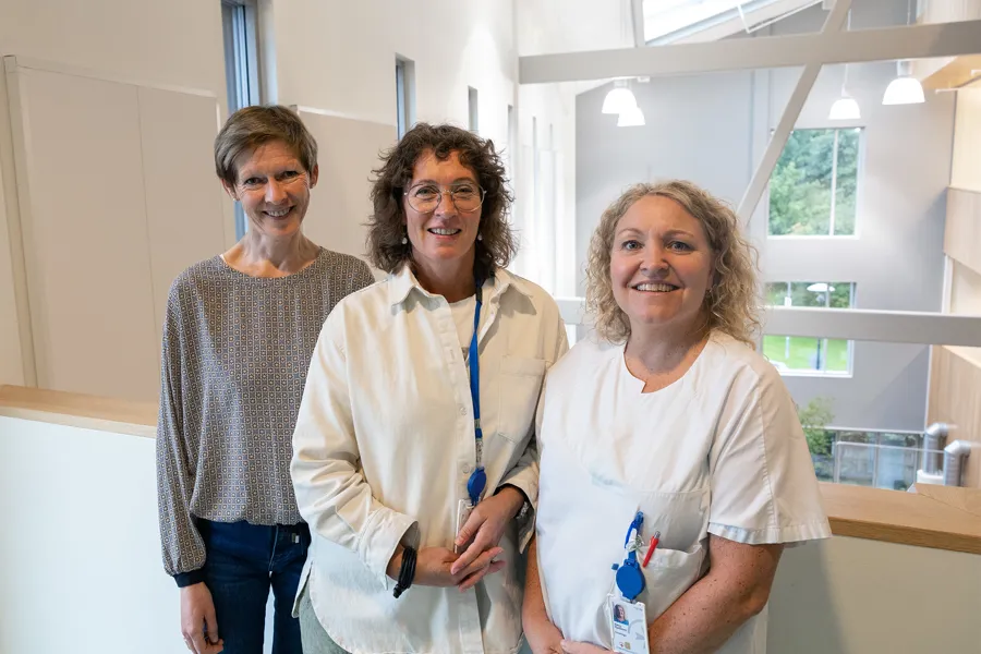 En gruppe mennesker som poserer for et bilde