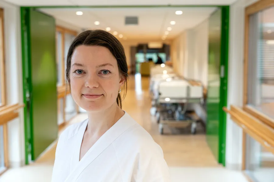 En person i hvit skjorte