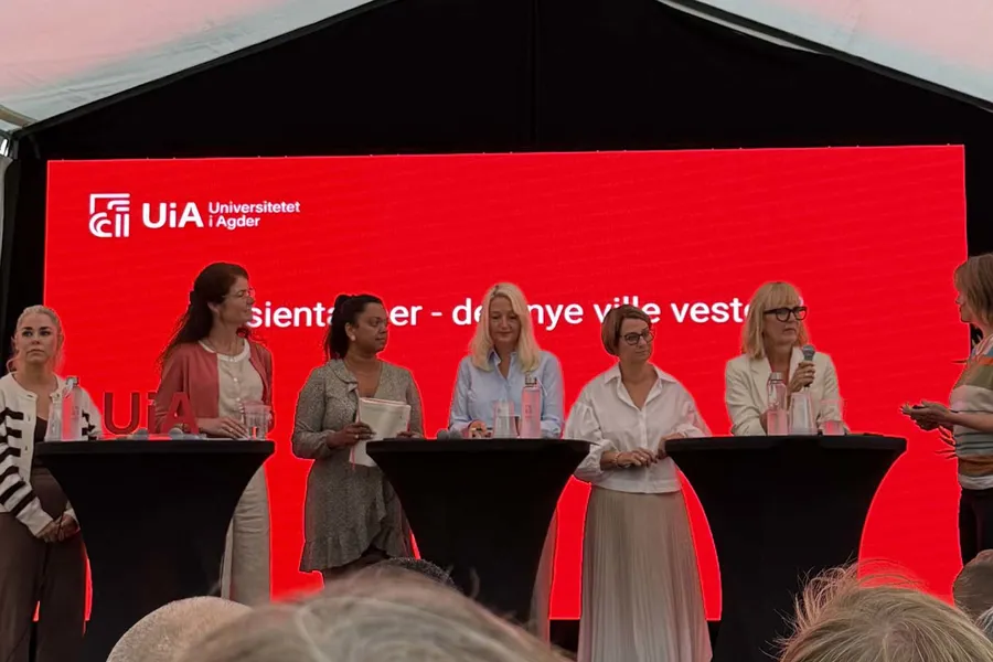 En gruppe kvinner som står på et podium