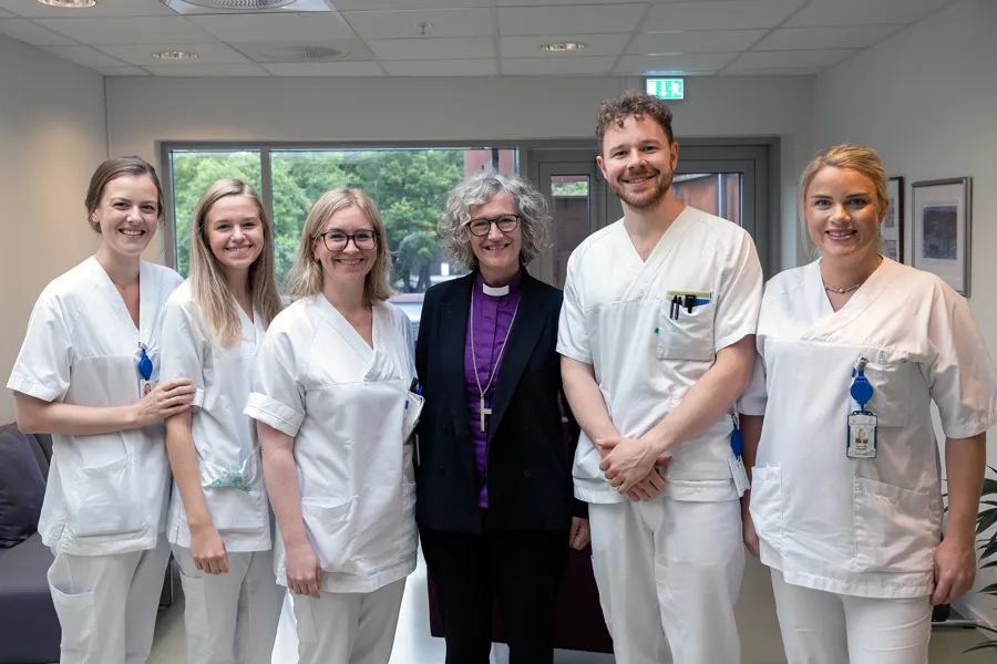 En gruppe mennesker som poserer for et bilde