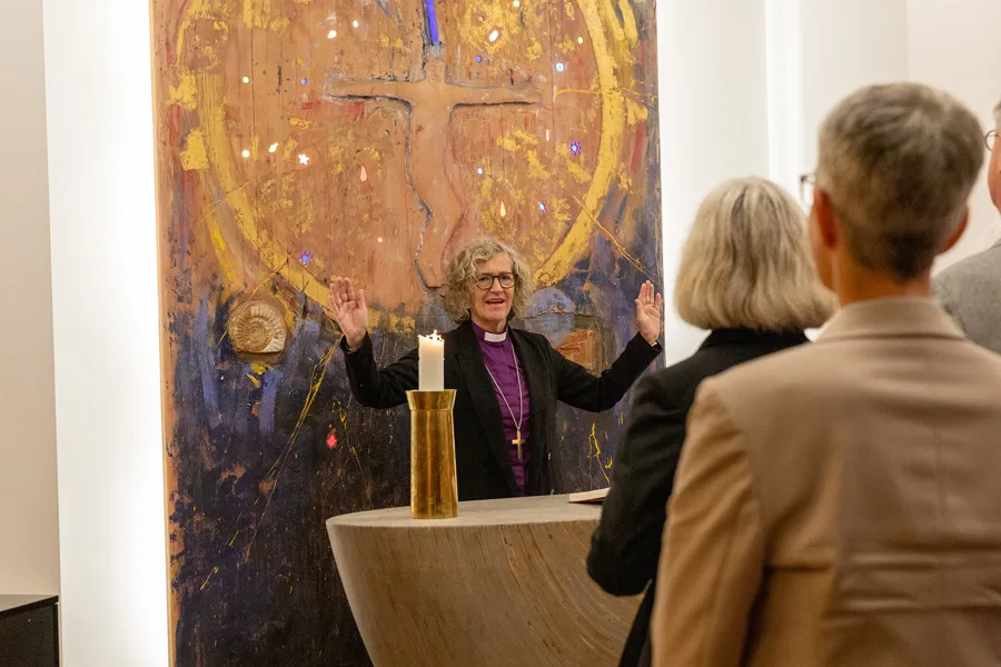 En mann som står på et podium