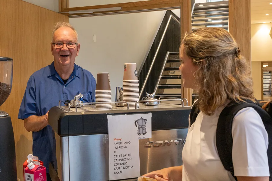 En mann og en kvinne på et kjøkken