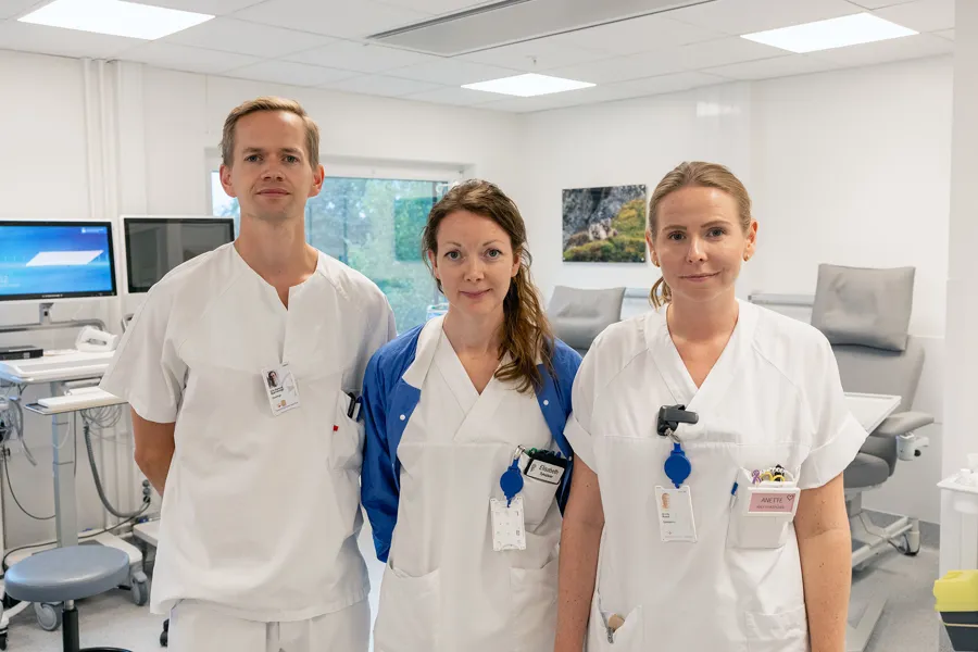 En gruppe mennesker iført hvite laboratoriefrakker