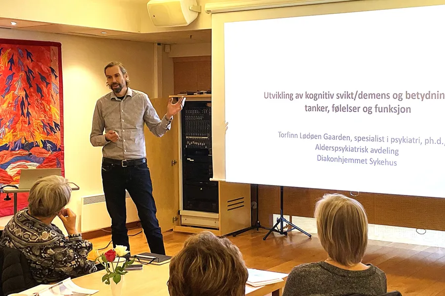 En mann som holder en presentasjon