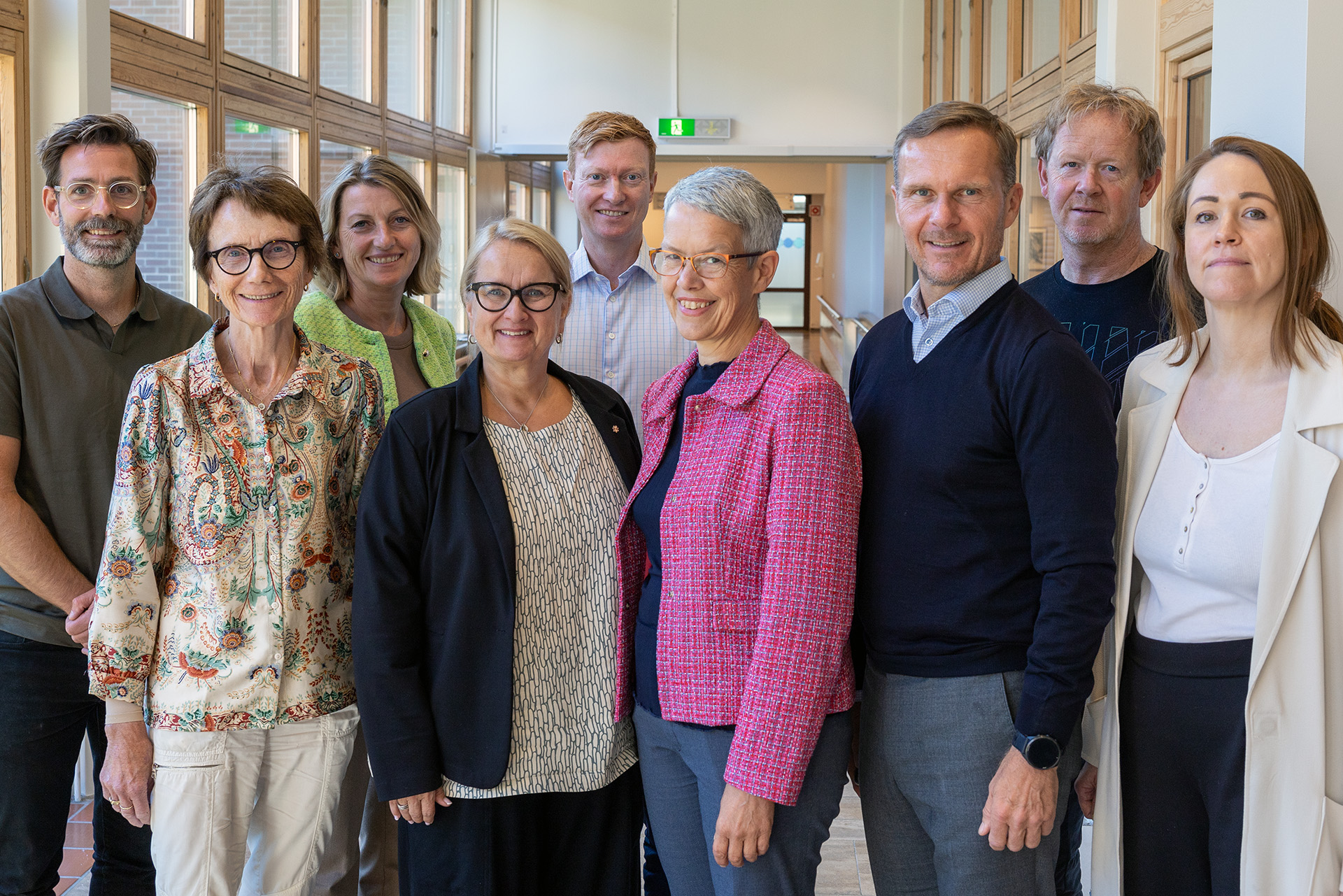 En gruppe mennesker som poserer for et bilde