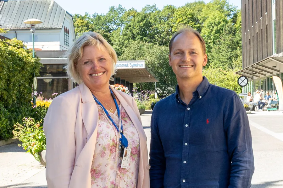 En mann og kvinne som poserer for et bilde