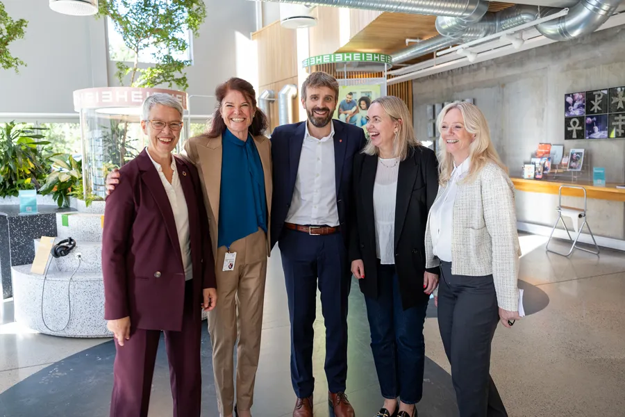 En gruppe mennesker som poserer for et bilde