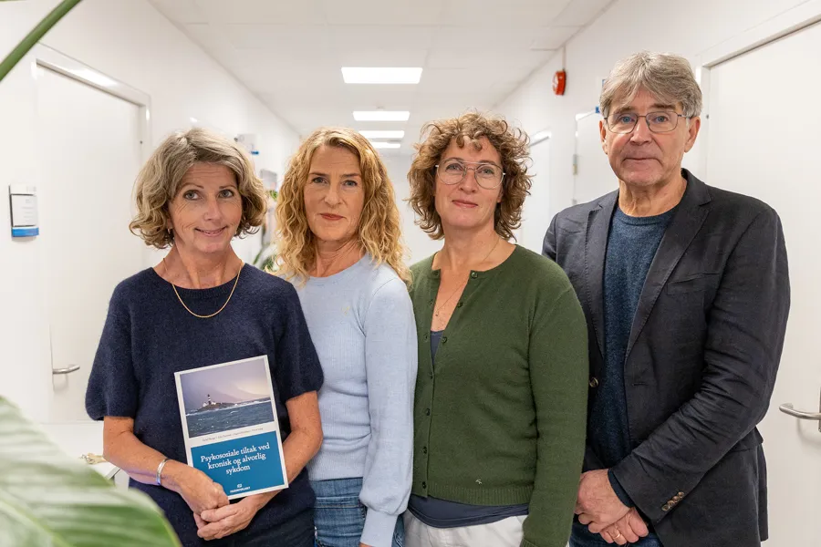 En gruppe mennesker som poserer for et bilde