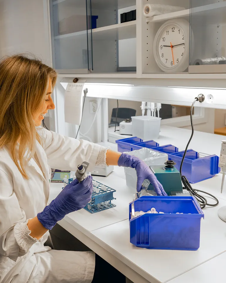 En kvinne i laboratoriefrakk