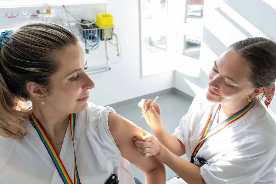 En lege som undersøker en pasient