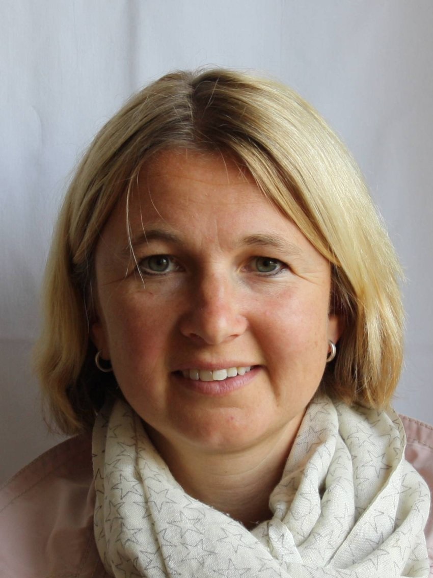 En kvinne med blondt hår