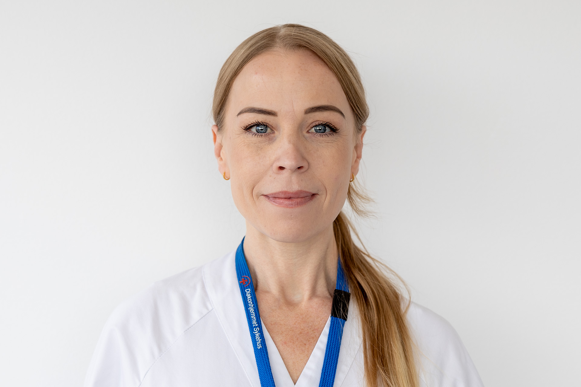 En person som har på seg en hvit skjorte