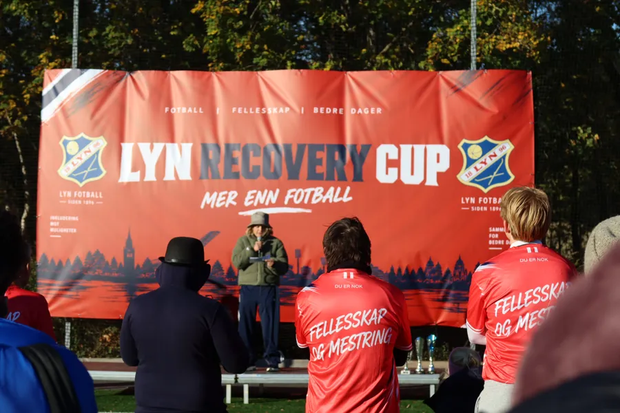 En person som står foran et banner