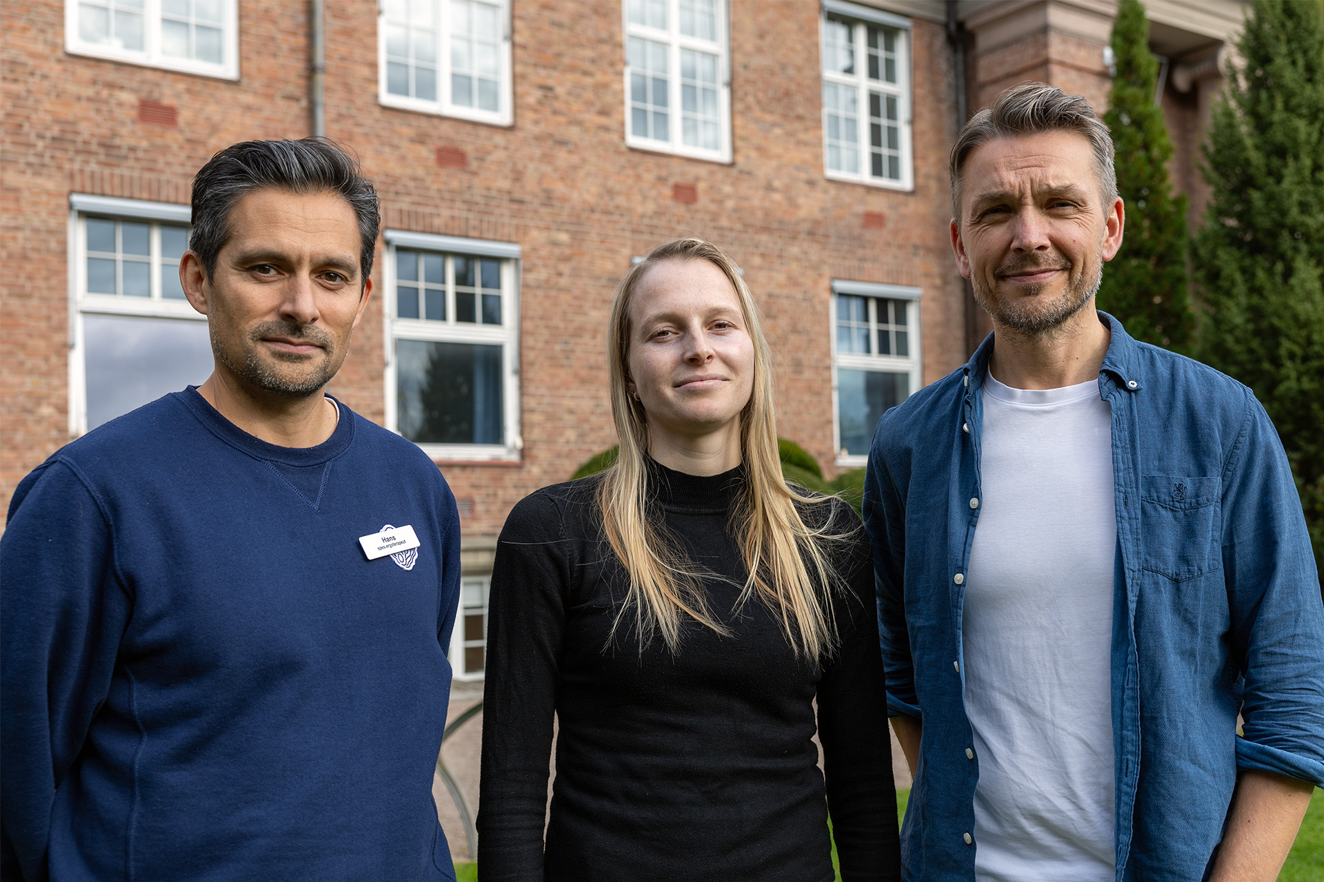 En gruppe mennesker som poserer for et bilde