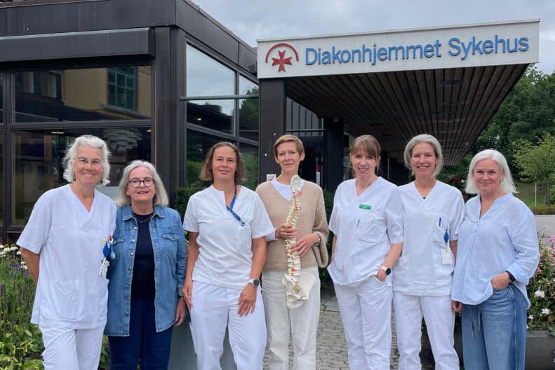 En gruppe kvinner som poserer for et bilde
