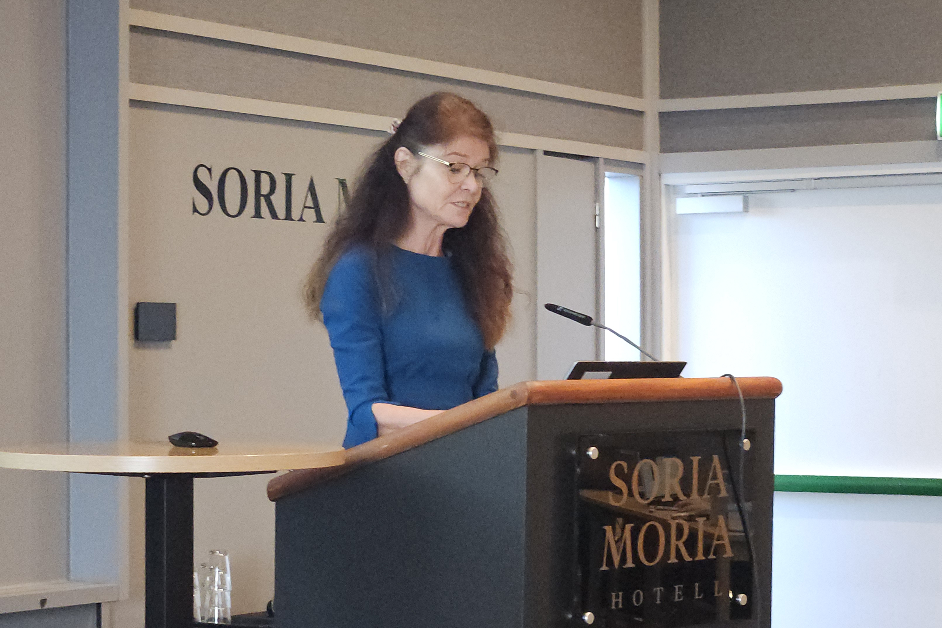 En person som står på et podium