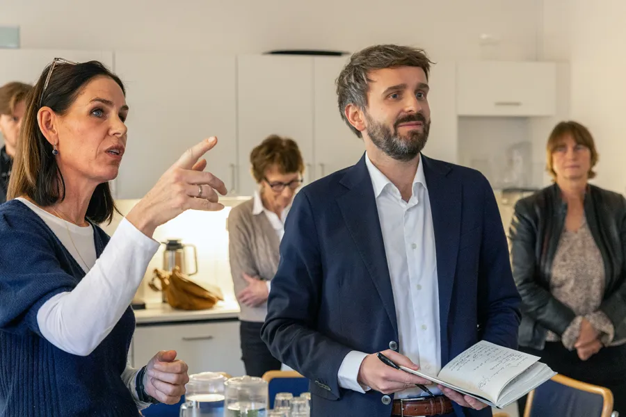 En mann og en kvinne som snakker