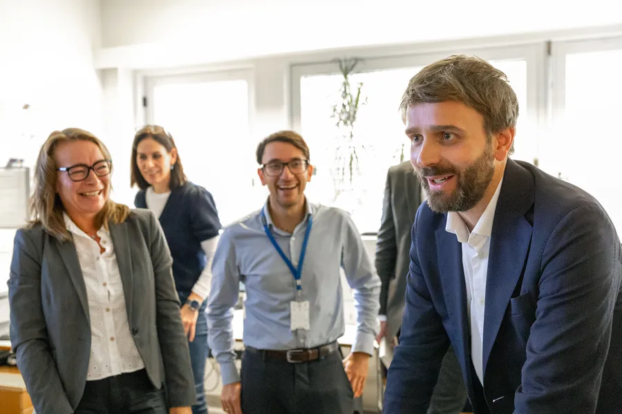 En gruppe mennesker som står sammen