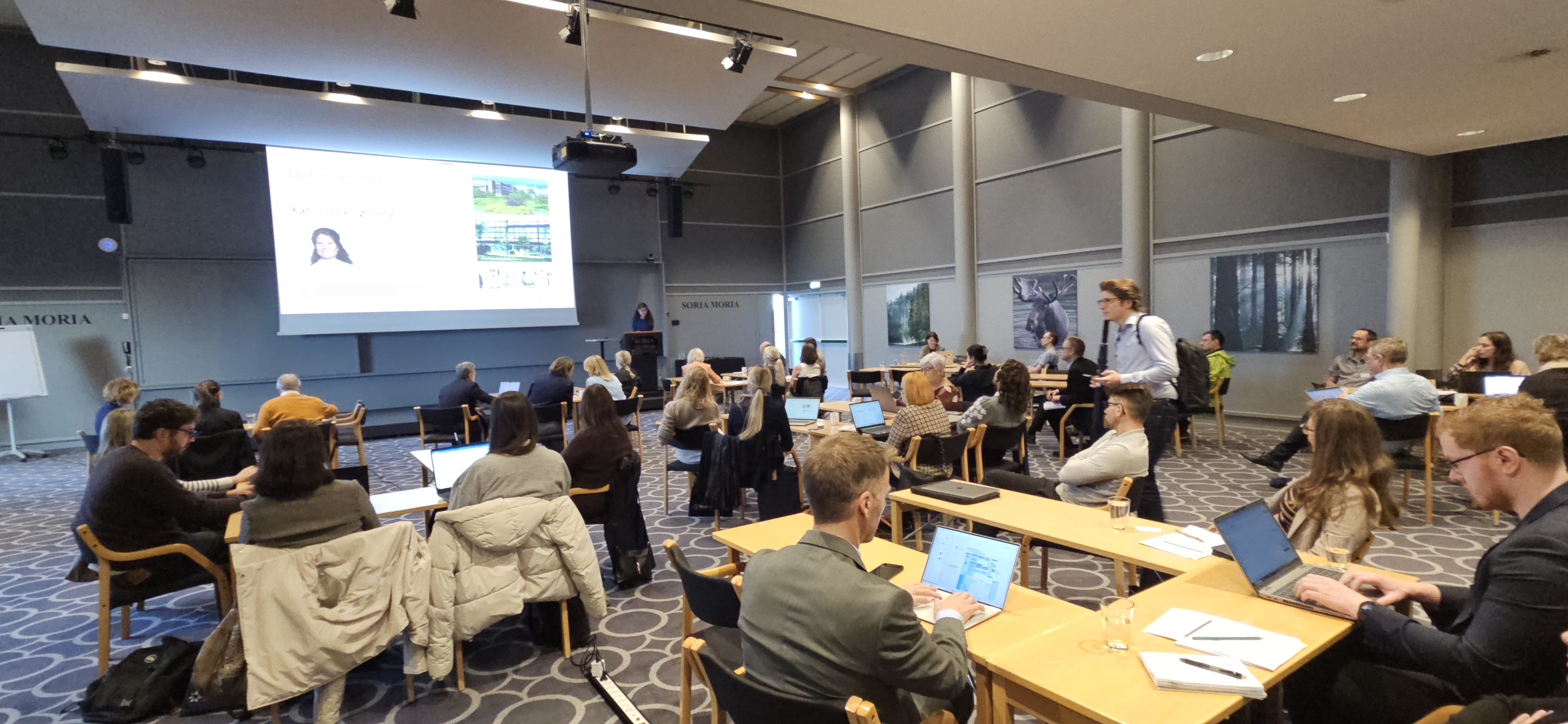 En gruppe personer i et møte