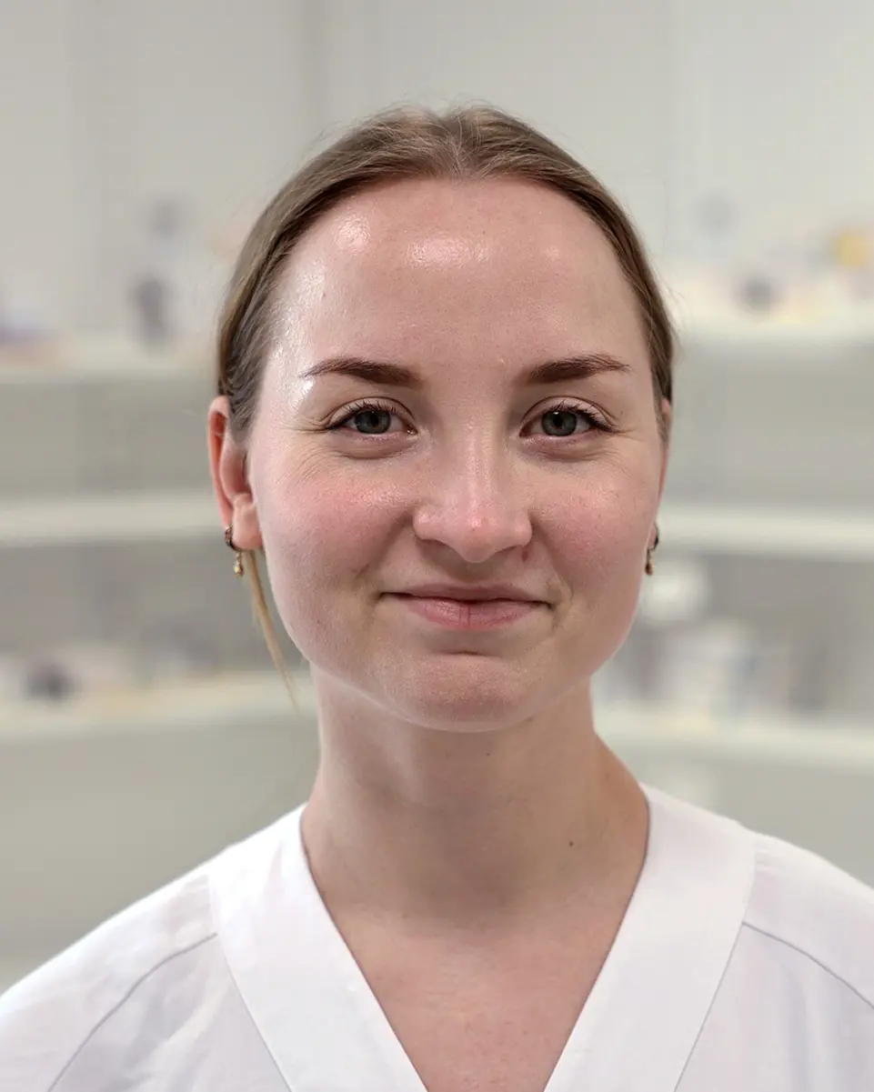 En person med hvit skjorte