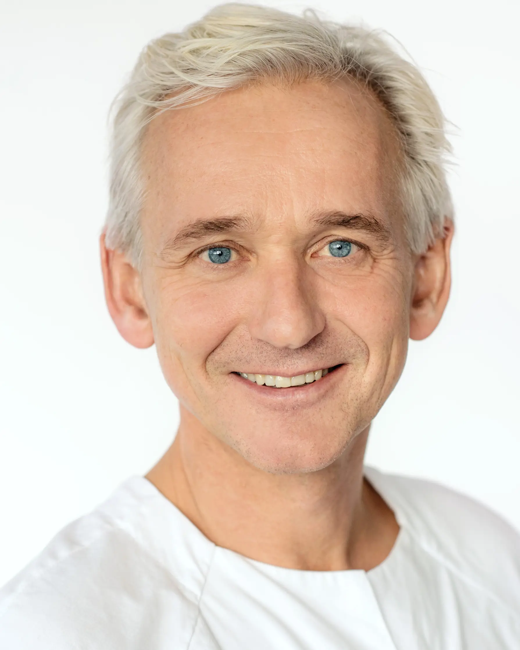 En mann med blå øyne