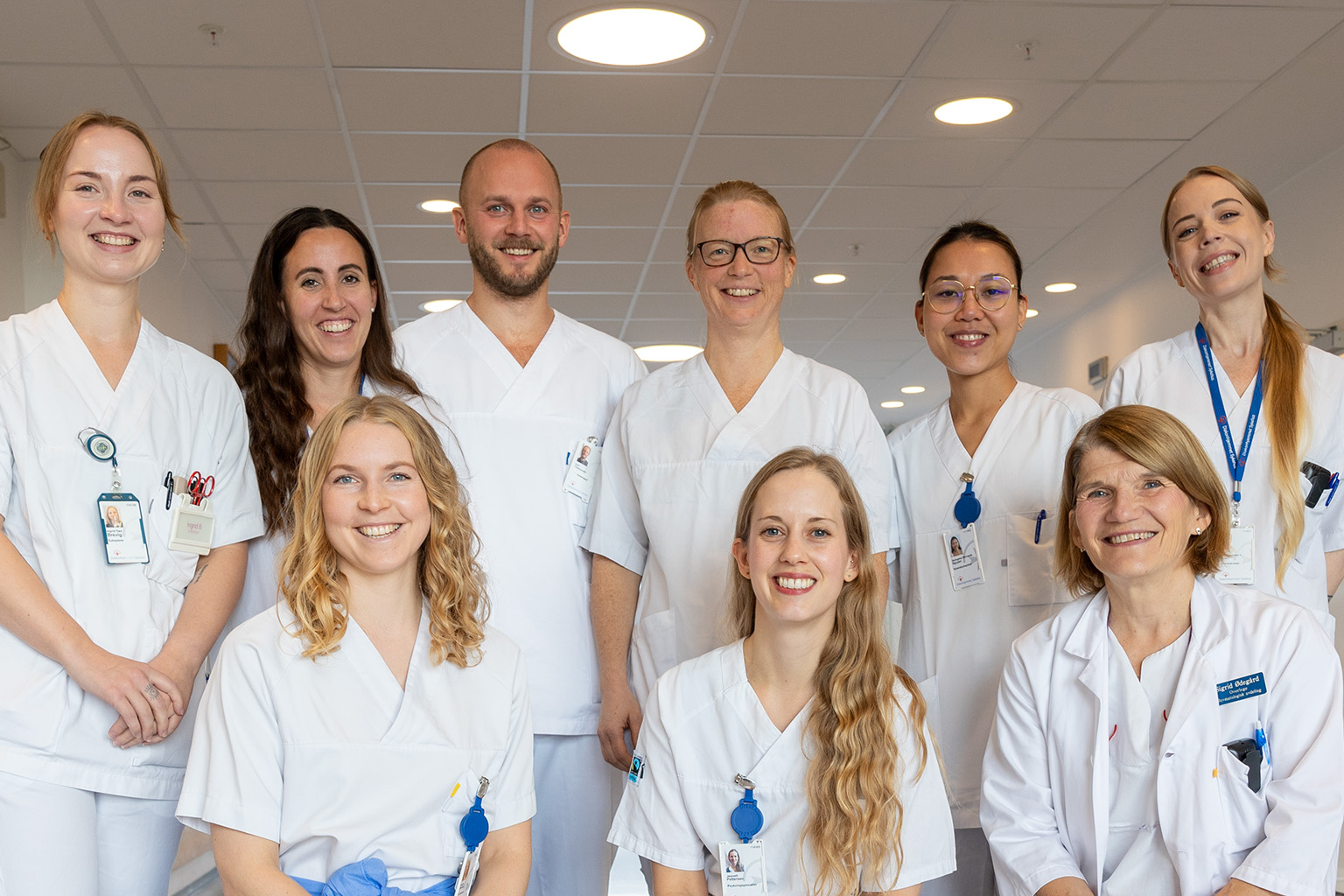 En gruppe mennesker iført hvite laboratoriefrakker og merker