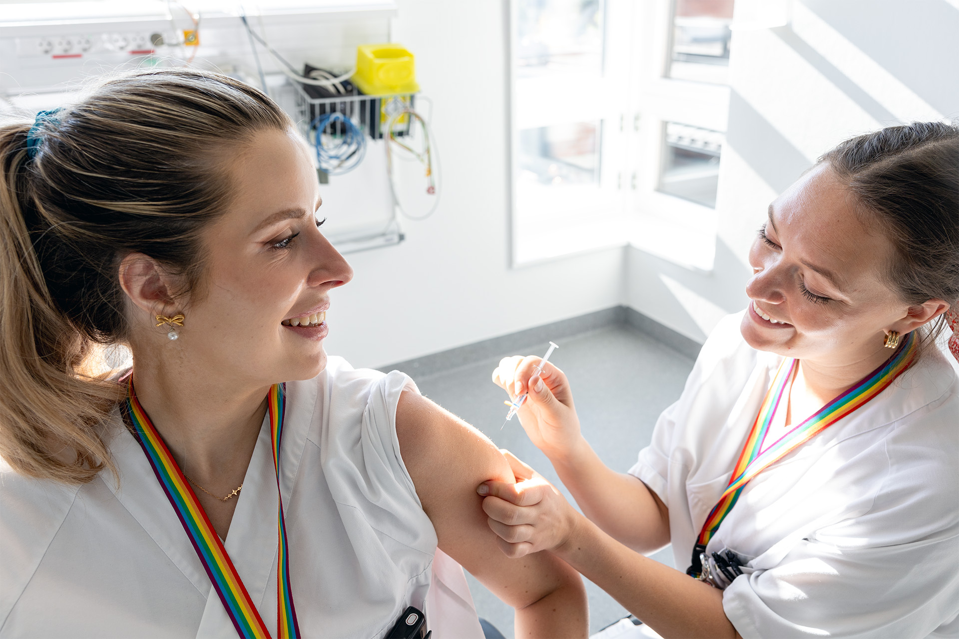 En lege som undersøker en pasient