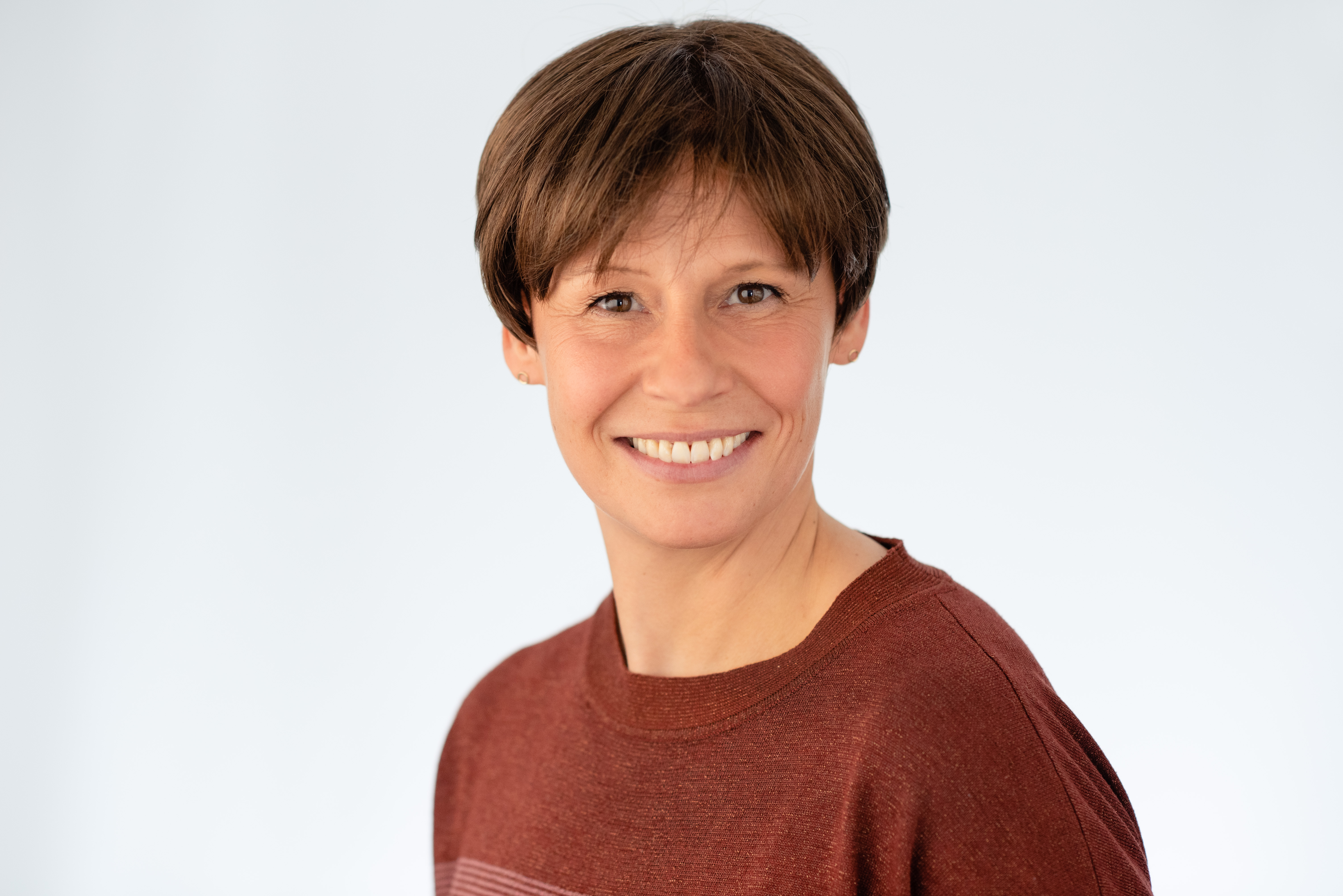 En person som smiler til kameraet