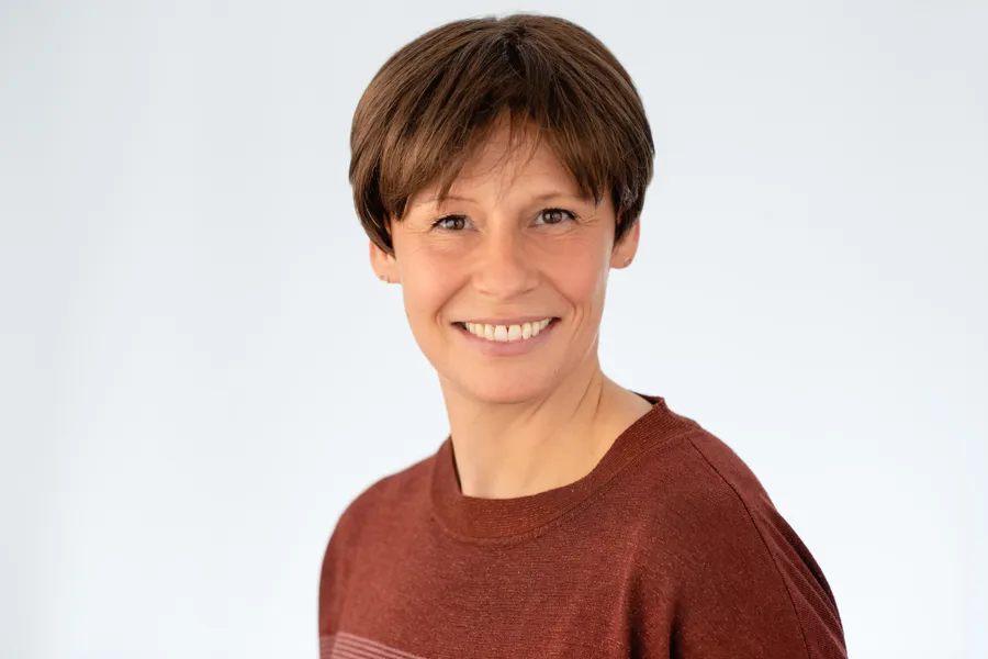 En person som smiler til kameraet