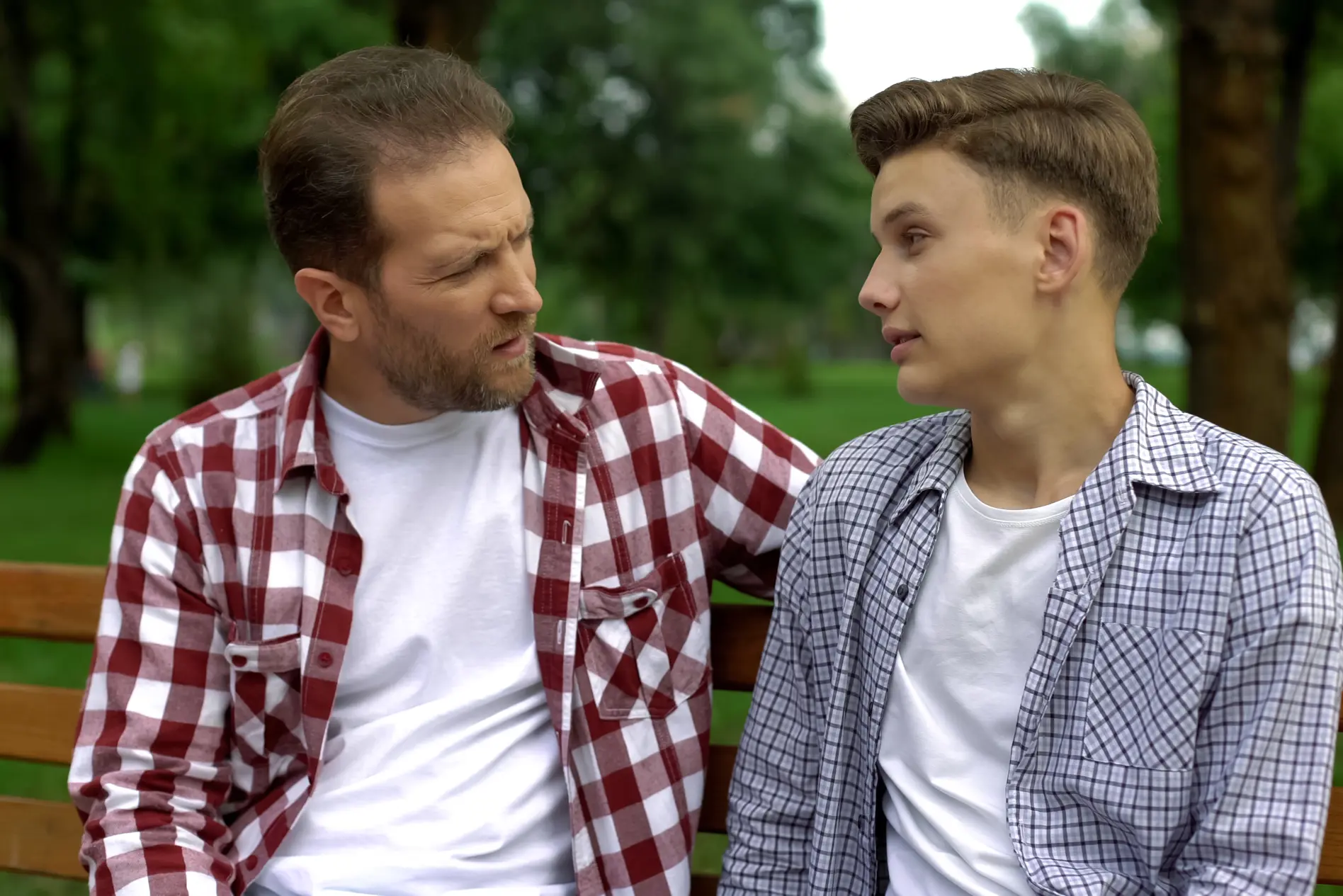 To menn som sitter på en benk