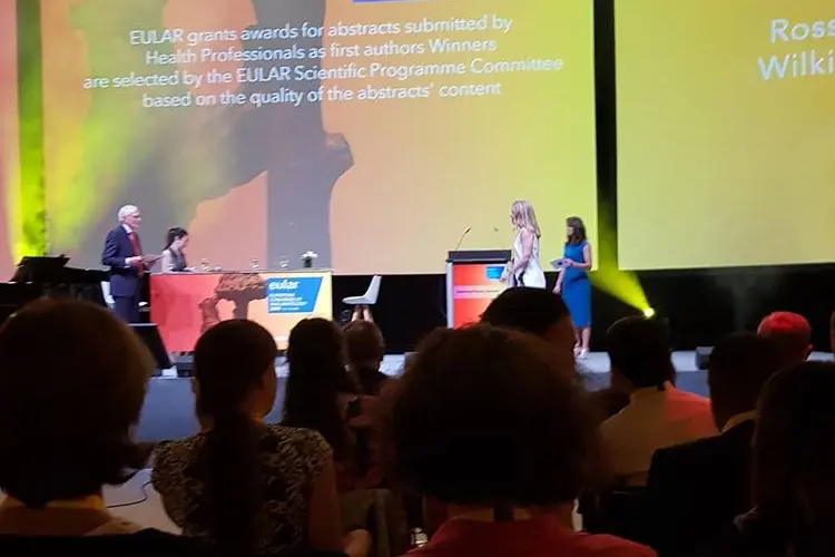 En gruppe mennesker på en scene