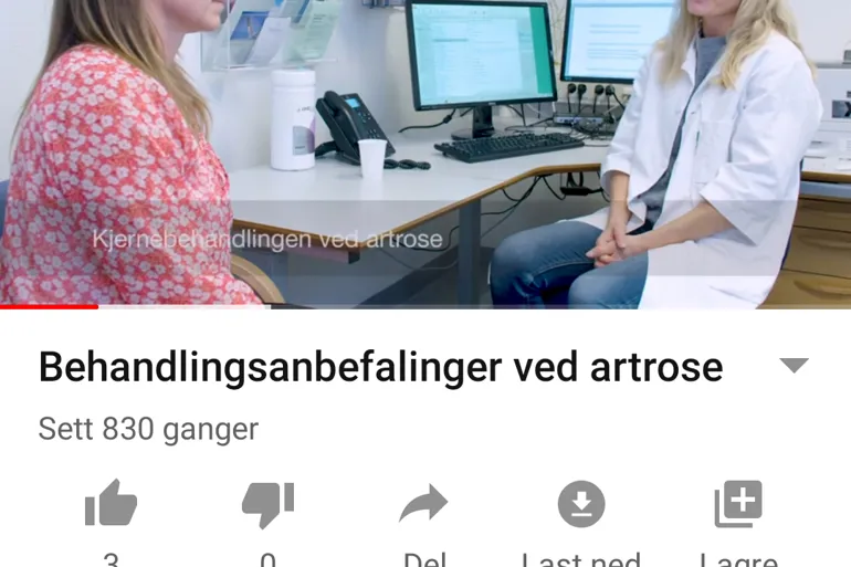 Fastlege og pasient i samtale på et legekontor