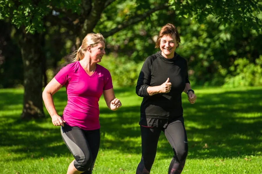 Et par kvinner som løper i en park