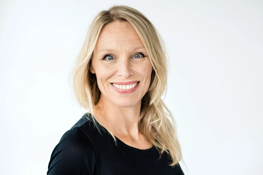 En kvinne med blondt hår